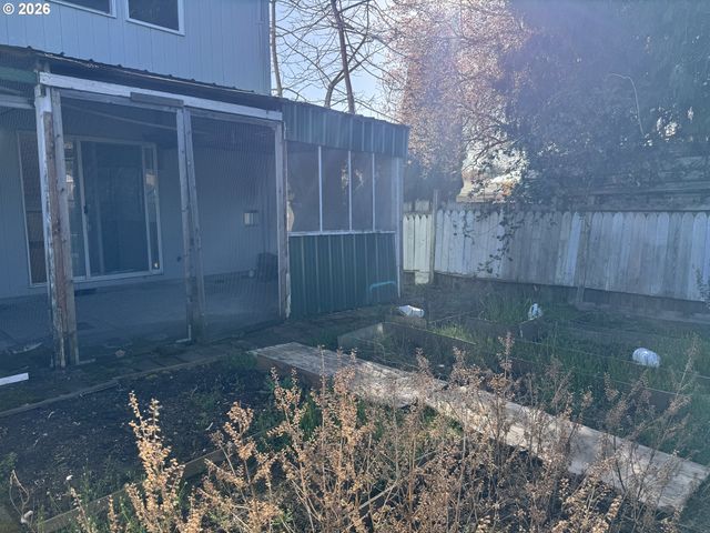 9143 Se PINE St, Portland, OR 97216