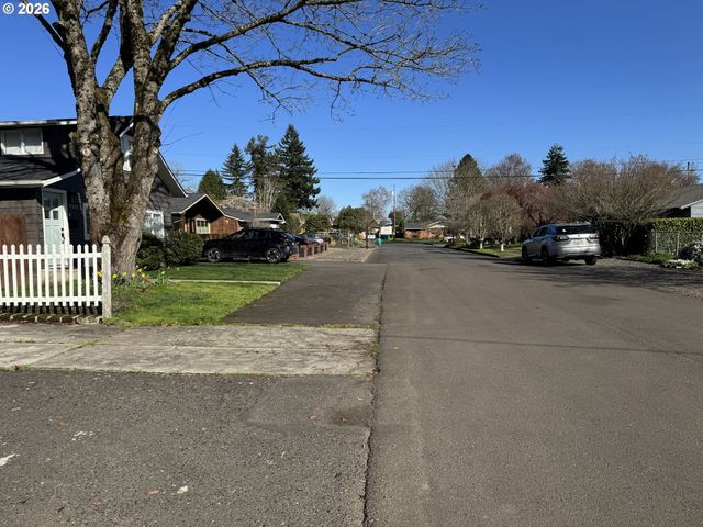 9143 Se PINE St, Portland, OR 97216