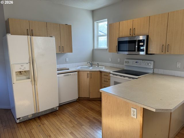 9143 Se PINE St, Portland, OR 97216