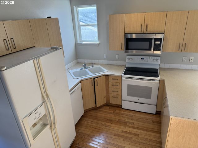 9143 Se PINE St, Portland, OR 97216