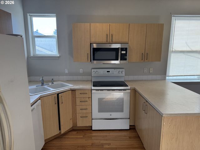 9143 Se PINE St, Portland, OR 97216