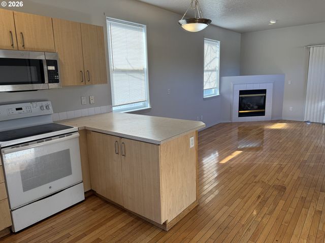 9143 Se PINE St, Portland, OR 97216