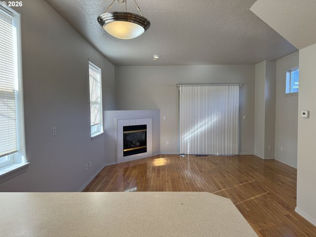 9143 Se PINE St, Portland, OR 97216