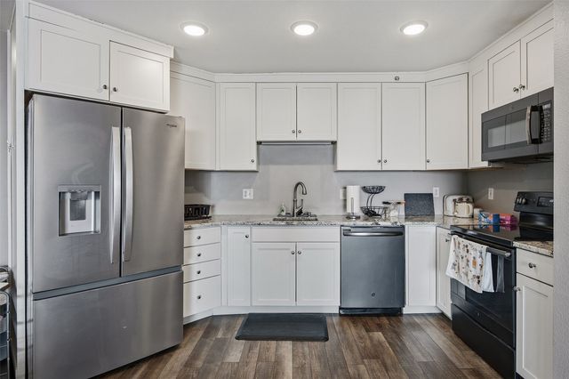 332 S Linn Street 414, Iowa City, IA 52240