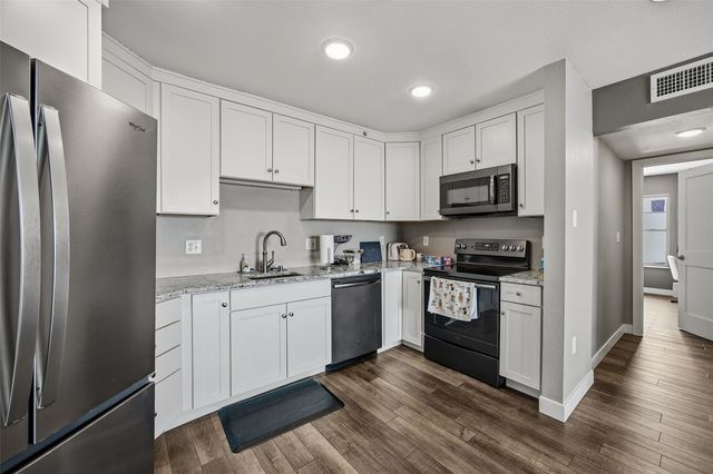 332 S Linn Street 414, Iowa City, IA 52240