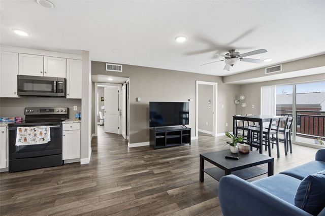 332 S Linn Street 414, Iowa City, IA 52240