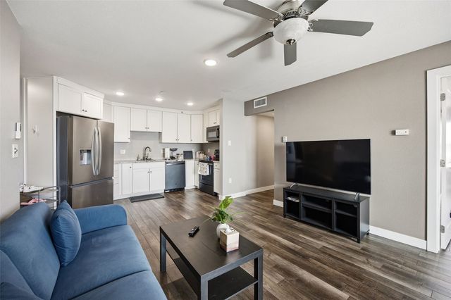 332 S Linn Street 414, Iowa City, IA 52240