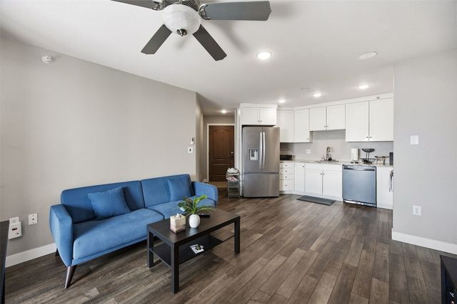 332 S Linn Street 414, Iowa City, IA 52240