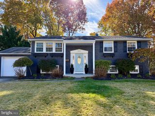 1037 STANDISH DR, Blackwood, NJ 08012
