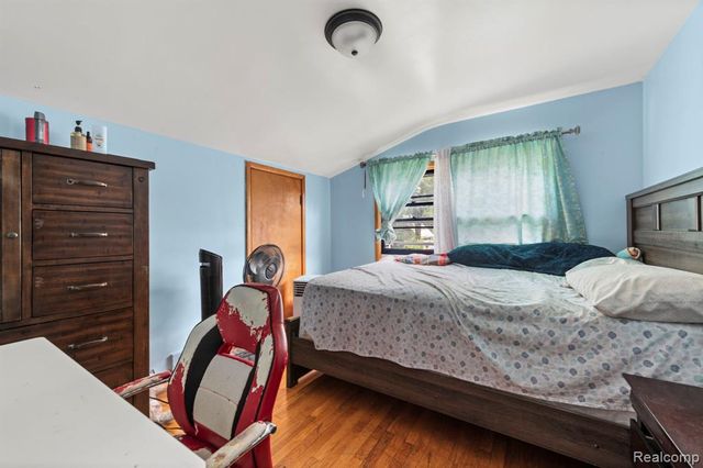 7208 Jackson Avenue, Warren, MI 48091