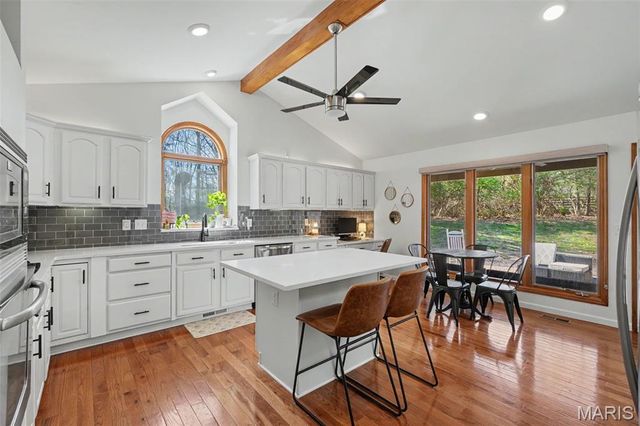 999 Timber Glen Lane, Ballwin, MO 63021