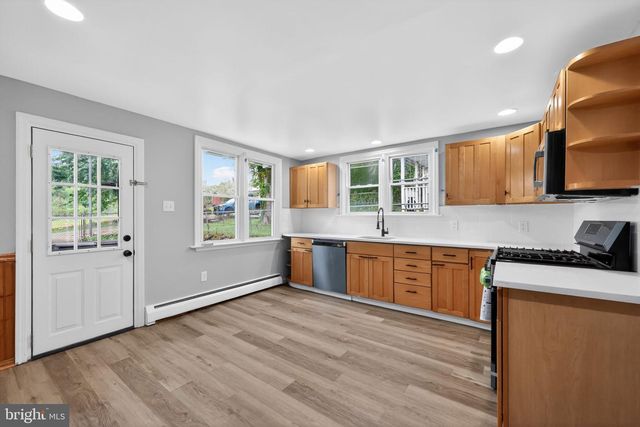 16 CONVENT RD, Aston, PA 19014