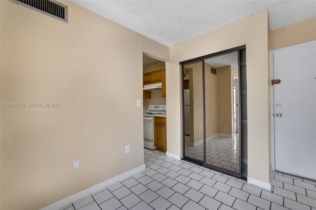 4805 NW 7th St 302-15, Miami, FL 33126