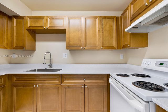 4805 NW 7th St 302-15, Miami, FL 33126