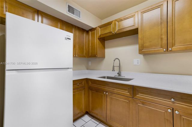 4805 NW 7th St 302-15, Miami, FL 33126