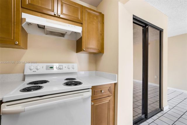 4805 NW 7th St 302-15, Miami, FL 33126