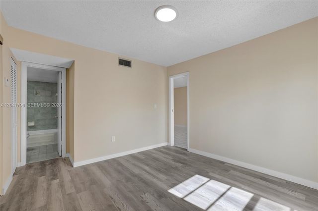 4805 NW 7th St 302-15, Miami, FL 33126