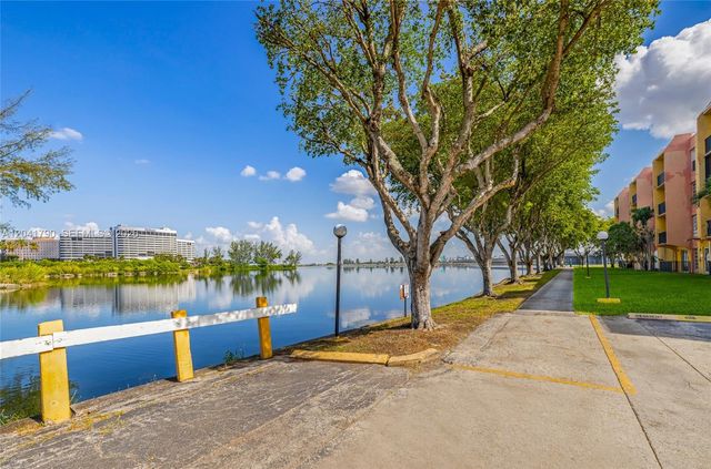 4805 NW 7th St 302-15, Miami, FL 33126