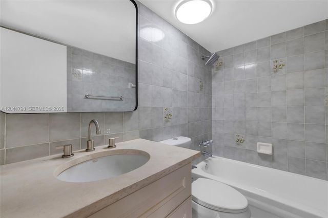 4805 NW 7th St 302-15, Miami, FL 33126