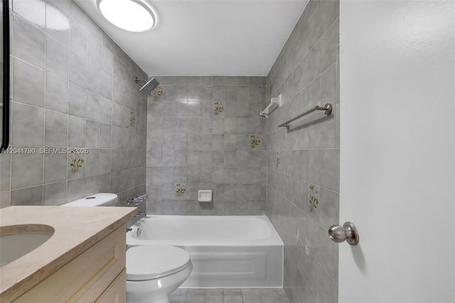 4805 NW 7th St 302-15, Miami, FL 33126