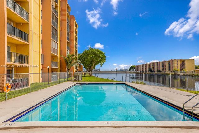 4805 NW 7th St 302-15, Miami, FL 33126
