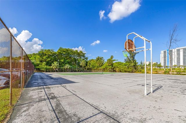 4805 NW 7th St 302-15, Miami, FL 33126