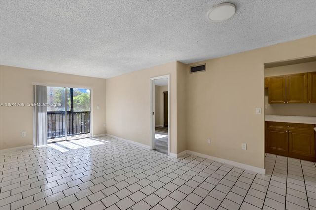 4805 NW 7th St 302-15, Miami, FL 33126