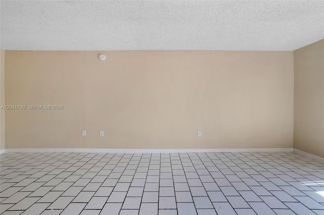 4805 NW 7th St 302-15, Miami, FL 33126