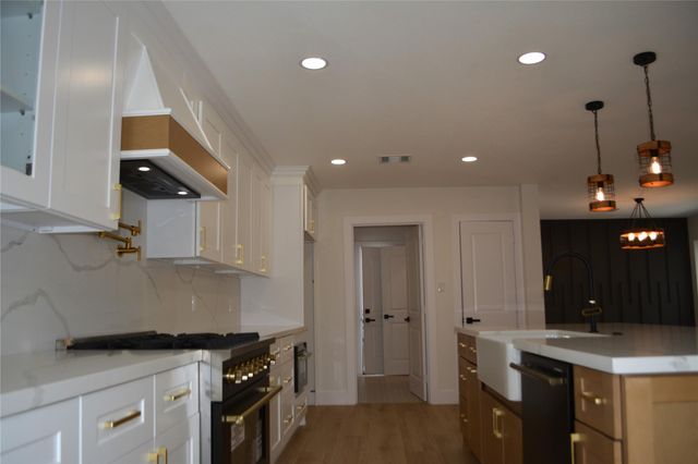 418 Briar Hill Drive, Houston, TX 77042