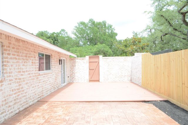 418 Briar Hill Drive, Houston, TX 77042