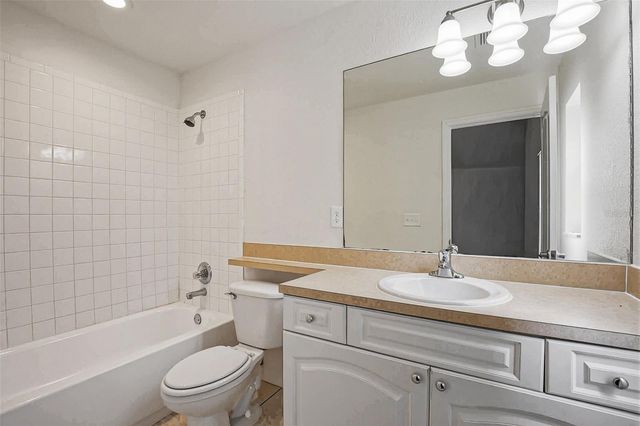 5817 MOHR LOOP, Tampa, FL 33615