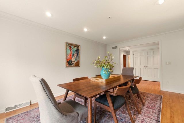 2618 W Lake Park COURT, Mequon, WI 53092