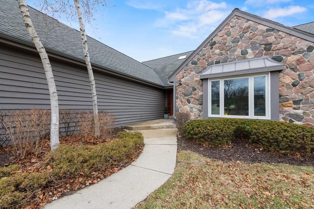 2618 W Lake Park COURT, Mequon, WI 53092