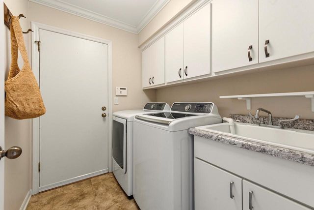 2618 W Lake Park COURT, Mequon, WI 53092