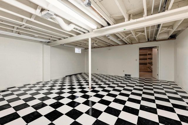 2618 W Lake Park COURT, Mequon, WI 53092