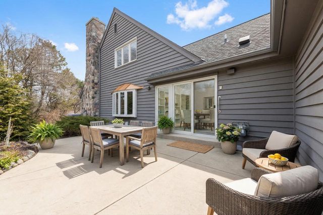 2618 W Lake Park COURT, Mequon, WI 53092