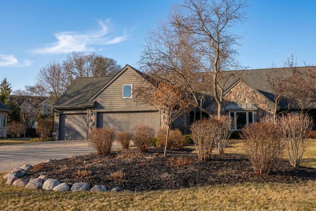2618 W Lake Park COURT, Mequon, WI 53092