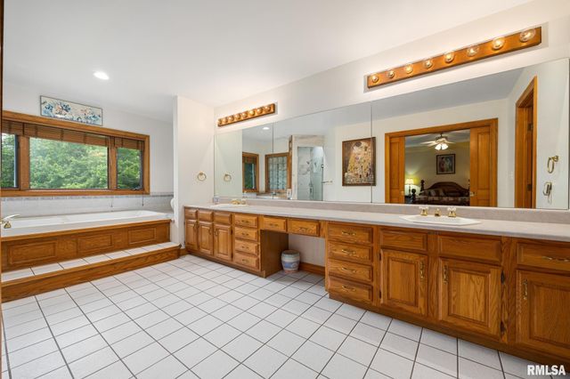 11201 N OAK TRAIL Drive, Peoria, IL 61615