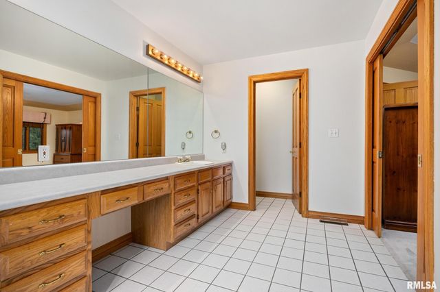 11201 N OAK TRAIL Drive, Peoria, IL 61615