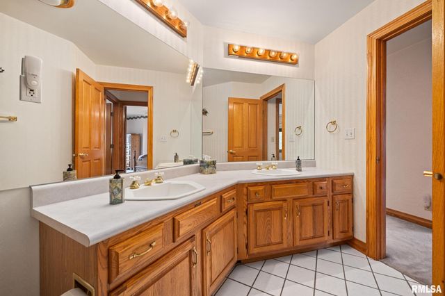 11201 N OAK TRAIL Drive, Peoria, IL 61615