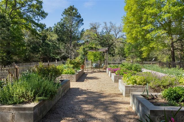 3702 County Road 151, Bedias, TX 77831