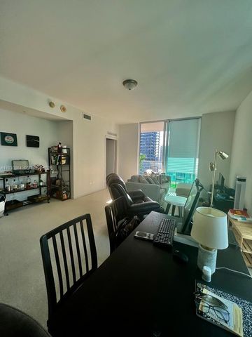 300 S Biscayne Blvd T-3201, Miami, FL 33131