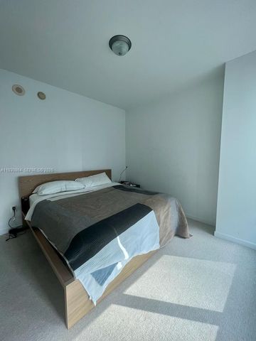 300 S Biscayne Blvd T-3201, Miami, FL 33131