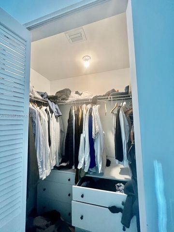 300 S Biscayne Blvd T-3201, Miami, FL 33131