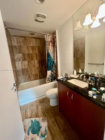 300 S Biscayne Blvd T-3201, Miami, FL 33131