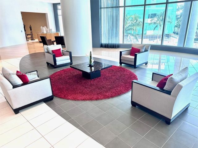 300 S Biscayne Blvd T-3201, Miami, FL 33131