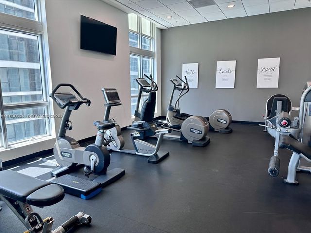 300 S Biscayne Blvd T-3201, Miami, FL 33131