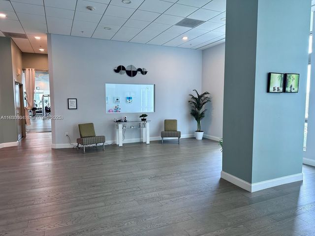 300 S Biscayne Blvd T-3201, Miami, FL 33131