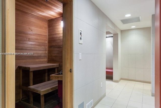 300 S Biscayne Blvd T-3201, Miami, FL 33131