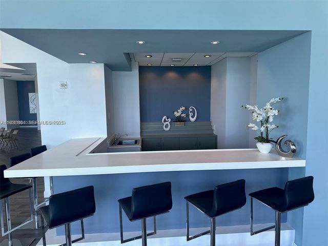 300 S Biscayne Blvd T-3201, Miami, FL 33131